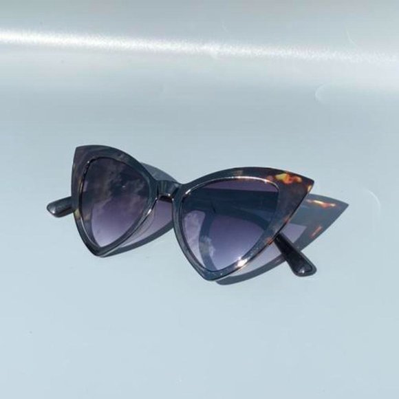 Miss Kitty Cat Eye Shaped black marble large frames. - Picture 4 of 4